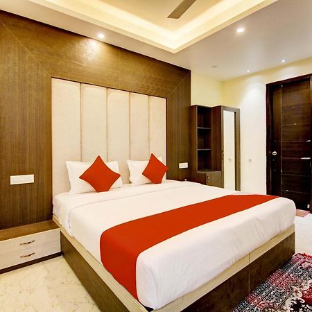 Oyo White House Noida Exterior foto