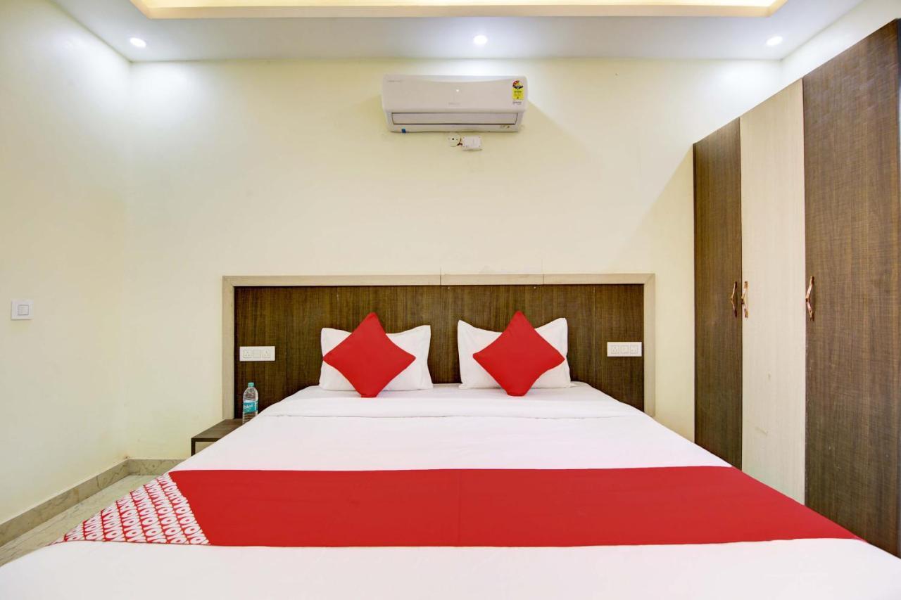 Oyo White House Noida Exterior foto