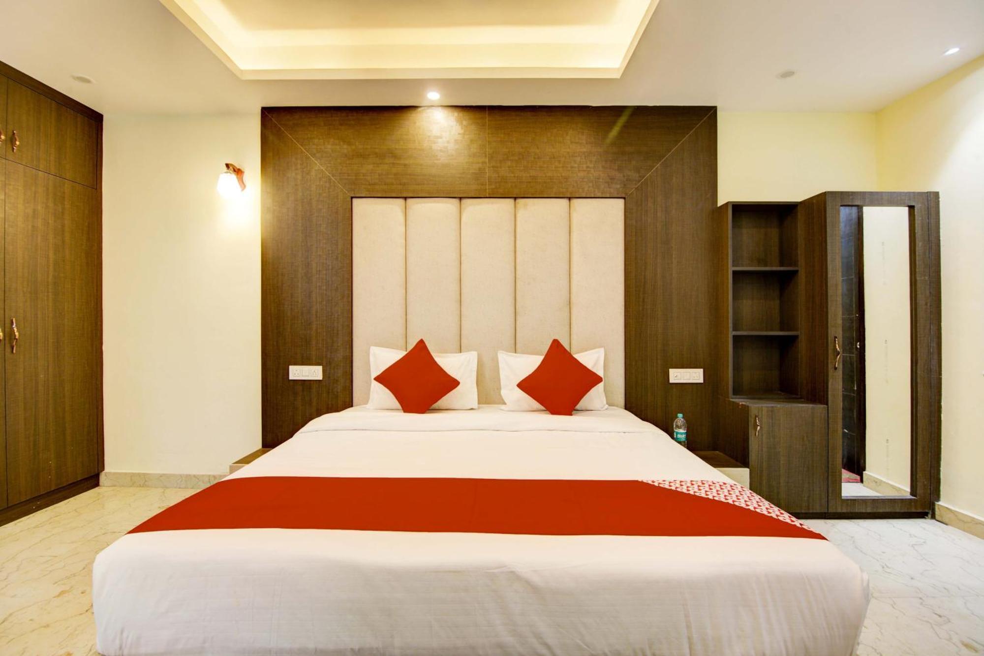 Oyo White House Noida Exterior foto